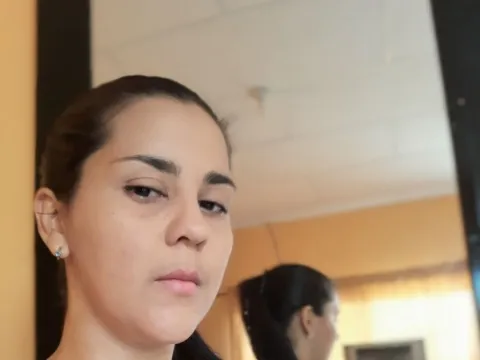Discutez en direct avec le modèle webcam AlinaNat