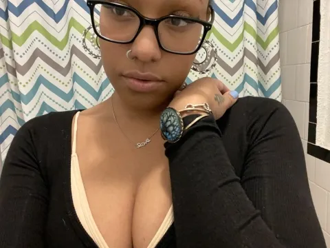 adult webcam model AliyahHuney
