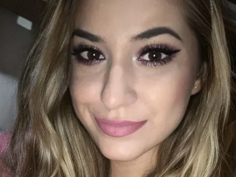 nude webcam chat model AmiraKarina