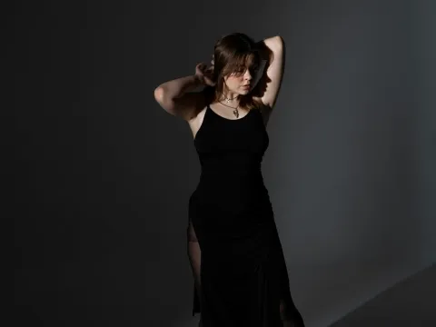 live now model BellaMilligan