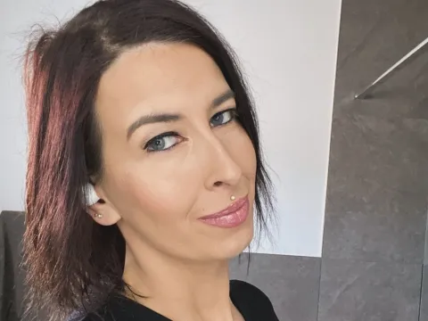 Have a live chat with webcam model Candismimi