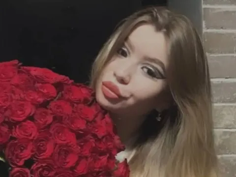 Discutez en direct avec le modèle webcam DianaMile