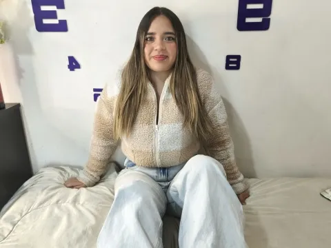 Have a live chat with webcam model EllyeConnor