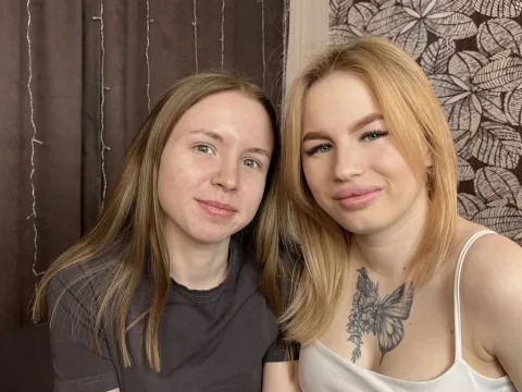 Tener un chat en directo con la modelo cámara web ElwynaAndLora