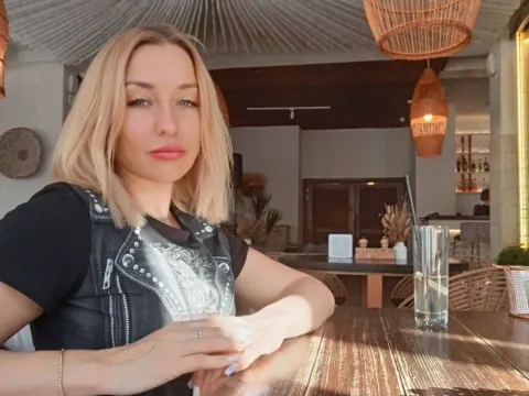adult sex cam model KiraSwanl