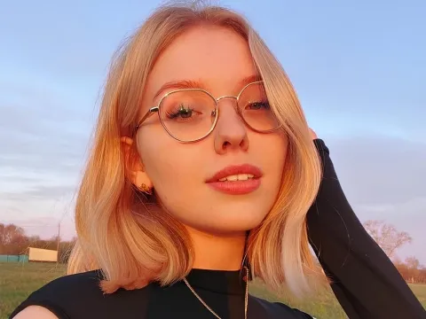 Tener un chat en directo con la modelo cámara web LynnaCarrington