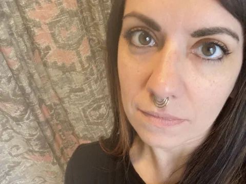 Führen Sie einen Live-Chat mit Webcam-Model PiercedGoddess