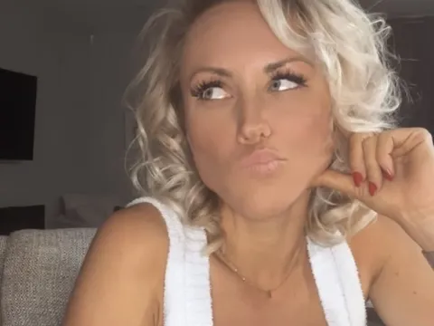 hot live webcam model RoxannaBay