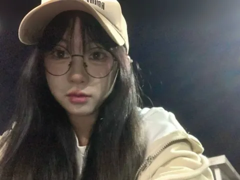 Tener un chat en directo con la modelo cámara web RuanShiyuan