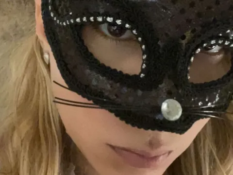 video dating model SaskiaSuki