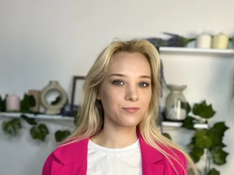 Führen Sie einen Live-Chat mit Webcam-Model WhitneyHarn