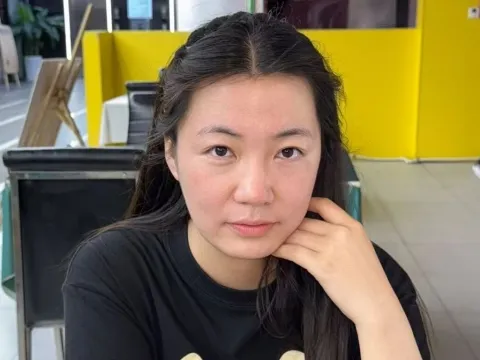 Tener un chat en directo con la modelo cámara web ZhangXiaoru